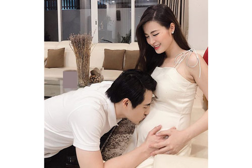 Đông Nhi hạnh phúc cảm nhận cái đạp đầu tiên của con, vô tình tiết lộ giới tính thiên thần nhỏ