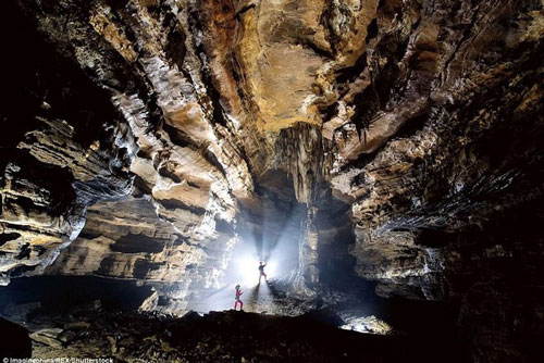 Kinh ngạc trước hang động 'khủng' ở Trung Quốc - đủ chứa được 4 kim tự tháp Giza