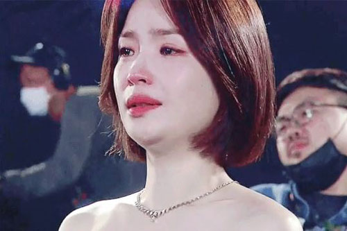 Mỹ nhân gây 'bão' vì khoảnh khắc rơi lệ ở Baeksang 2020