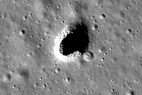 Phát hiện hang động ngầm dài 50 km và rộng 100 mét ở Mặt Trăng