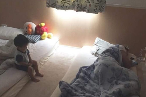 Để chồng trông con, đến khi quay lại người vợ mới "ngớ người" vì cảnh tượng này