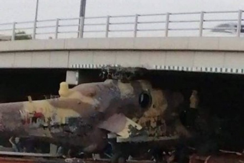 Trực thăng Mi-35 GNA chiếm của LNA mắc kẹt dưới chân cầu vượt