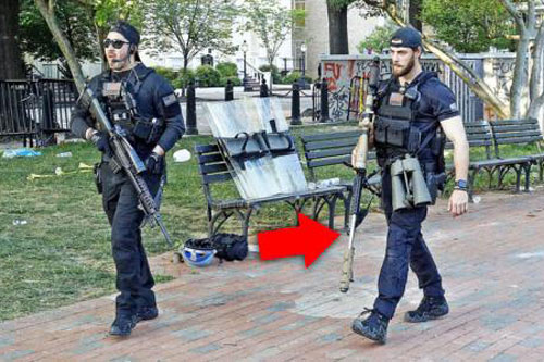 Mỹ giải tán biểu tình bằng súng lạ, trực thăng quạt gió