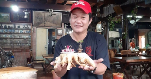 Trót đam mê những sản phẩm gốm sứ siêu nhỏ,anh Trần Đăng Trung (43 tuổi, ngụ TP Long Xuyên, tỉnh An Giang) miệt mài tìm kiếm và sở hữu một bộ sưu tập độc đáo.