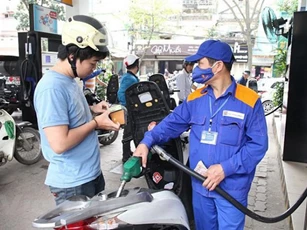 Xăng tăng giá lần thứ 3 liên tiếp