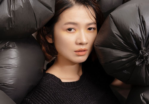 Oanh Kiều thể hiện nỗi ám ảnh với túi nhựa