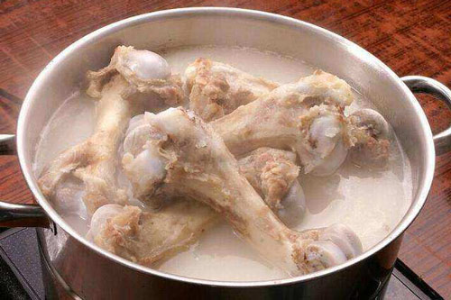 Đừng cho gia vị, nước hầm xương sẽ trong vắt, ngọt lừ, không mùi hôi nhờ 1 nguyên liệu đặc biệt