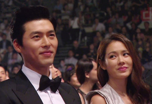 Dù 6 năm trước hay bây giờ, Son Ye Jin vẫn nhìn Hyun Bin say đắm