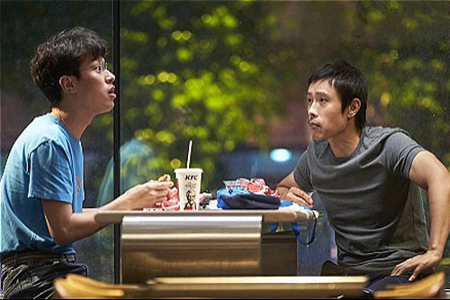 Em trai là người vô tính, tôi có nên nói cho cha mẹ biết?