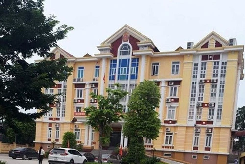 Trụ sở UBND huyện Hậu Lộc nơi công an bắt quả tang Phó Chủ tịch UBND huyện đang đánh bạc tại phòng làm việc (Ảnh: Pháp luật TP.HCM)