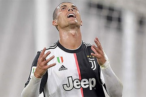 Fan lại lôi Messi ra so sánh khi Ronaldo sút hỏng penalty