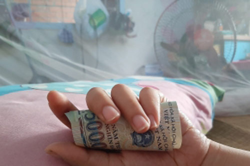 Nhân lúc con ngủ say, người cha âm thầm làm 1 việc cảm động khiến ai cũng rơi nước mắt