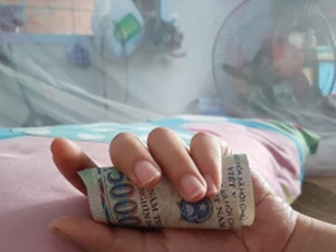 Nhân lúc con ngủ say, người cha âm thầm làm 1 việc cảm động khiến ai cũng rơi nước mắt