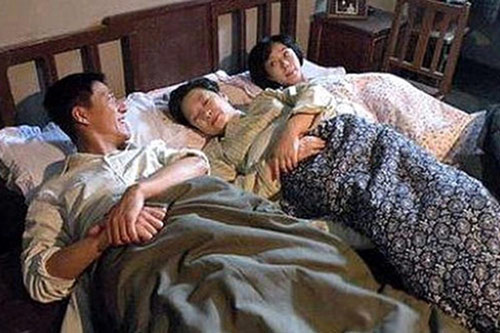 Đêm tân hôn vợ chồng nằm trơ như khúc gỗ chỉ vì hai chiếc giường kê sát nhau