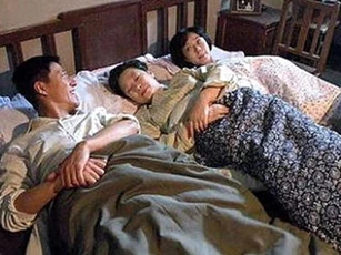 Đêm tân hôn vợ chồng nằm trơ như khúc gỗ chỉ vì hai chiếc giường kê sát nhau