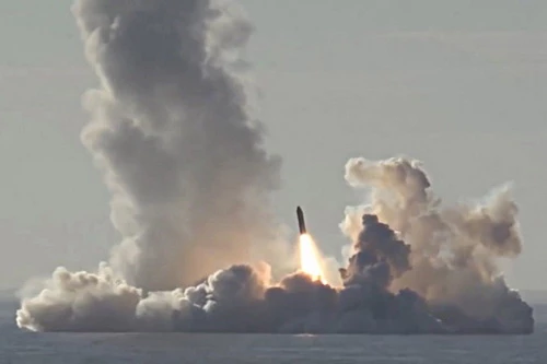 Tên lửa đạn đạo liên lục địa Bulava được phóng từ tàu ngầm lớp Borey. Ảnh: TASS.