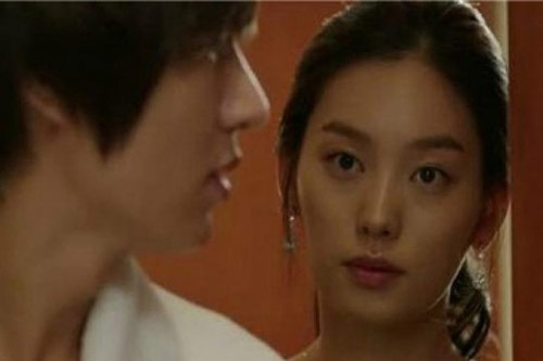 Vợ gọi hội bạn thân đến khách sạn đánh ghen, tôi "tái mặt" khi em cười khẩy rồi quay lưng đi thẳng