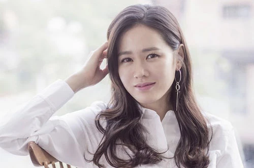 Son Ye-jin xuất hiện lần đầu với vai phụ trong phim của đạo diễn Park Ki-hyung là Secret Tears vào năm 2000.