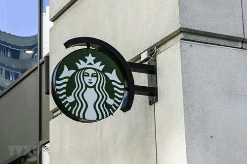 Biểu tượng Starbucks tại một cửa hàng ở Washington, DC, Mỹ. (Ảnh: AFP/TTXVN)