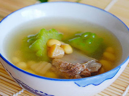 Cách làm món canh sườn mướp đắng thanh mát, giúp giải nhiệt ngày nắng cực hiệu quả