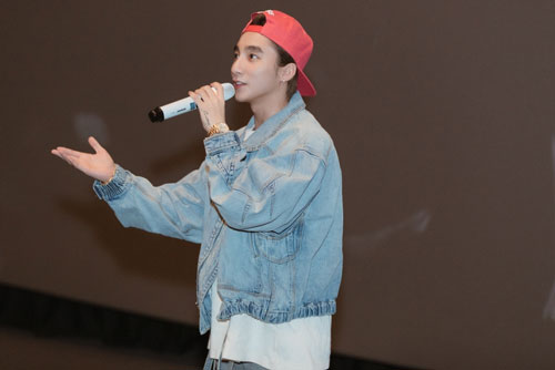 Sơn Tùng cúi gập người cảm ơn fan