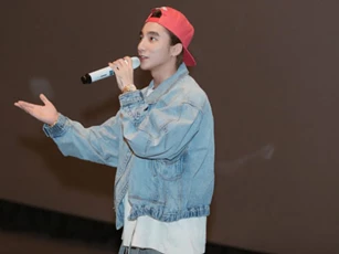 Sơn Tùng cúi gập người cảm ơn fan