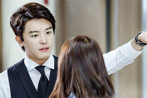 Chồng cũ bỗng xuất hiện làm loạn ngày tái hôn, tôi sững sờ trước sự đáp trả của chồng mới