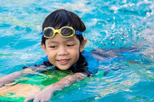 Giáo viên dạy bơi hé lộ thời điểm "vàng" phụ huynh nên cho con đi học bơi