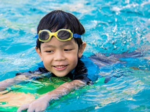 Giáo viên dạy bơi hé lộ thời điểm "vàng" phụ huynh nên cho con đi học bơi