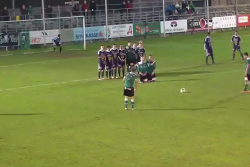 CLIP: Pha dàn xếp đá phạt ‘siêu lạ’, đã chẳng gây nguy hiểm cho đối thủ lại còn khiến đồng đội ‘vỡ mặt’