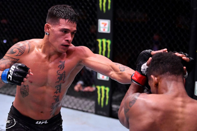 Cận cảnh loạt ra đòn ‘siêu tốc’ của võ sĩ Mỹ khiến đối thủ ‘tối tăm mặt mũi’