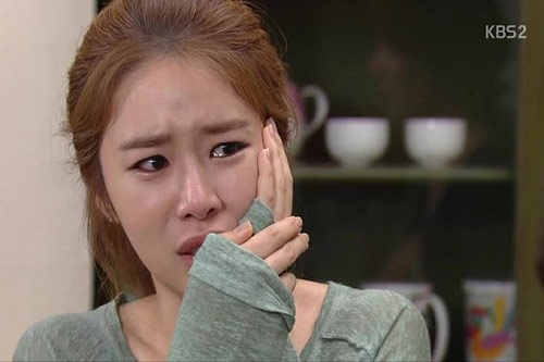 Vừa thông báo có thai, chồng chạy thẳng 200km về nhà không nói không rằng tát vợ bôm bốp và cái kết đắng ngắt