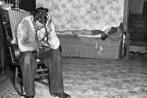 Bức ảnh chụp khoảnh khắc người chồng ngồi bất lực trước thi thể của vợ nằm trên ghế nhưng chuyện gì xảy ra trước đó lại mãi là bí ẩn