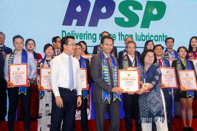 Ông Nguyễn Bảo Trung (hàng đầu bên trái) – Tổng Giám Đốc AP Saigon Petro nhận danh hiệu Hàng Việt Nam chất lượng cao 2020