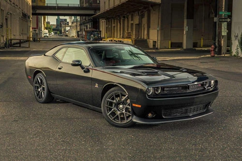 Dodge Challenger R/T Scat Pack.