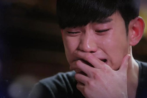 Đêm đầu tân hôn chồng lủi thủi lên phòng thờ thắp 1 nén nhang cho vợ cũ