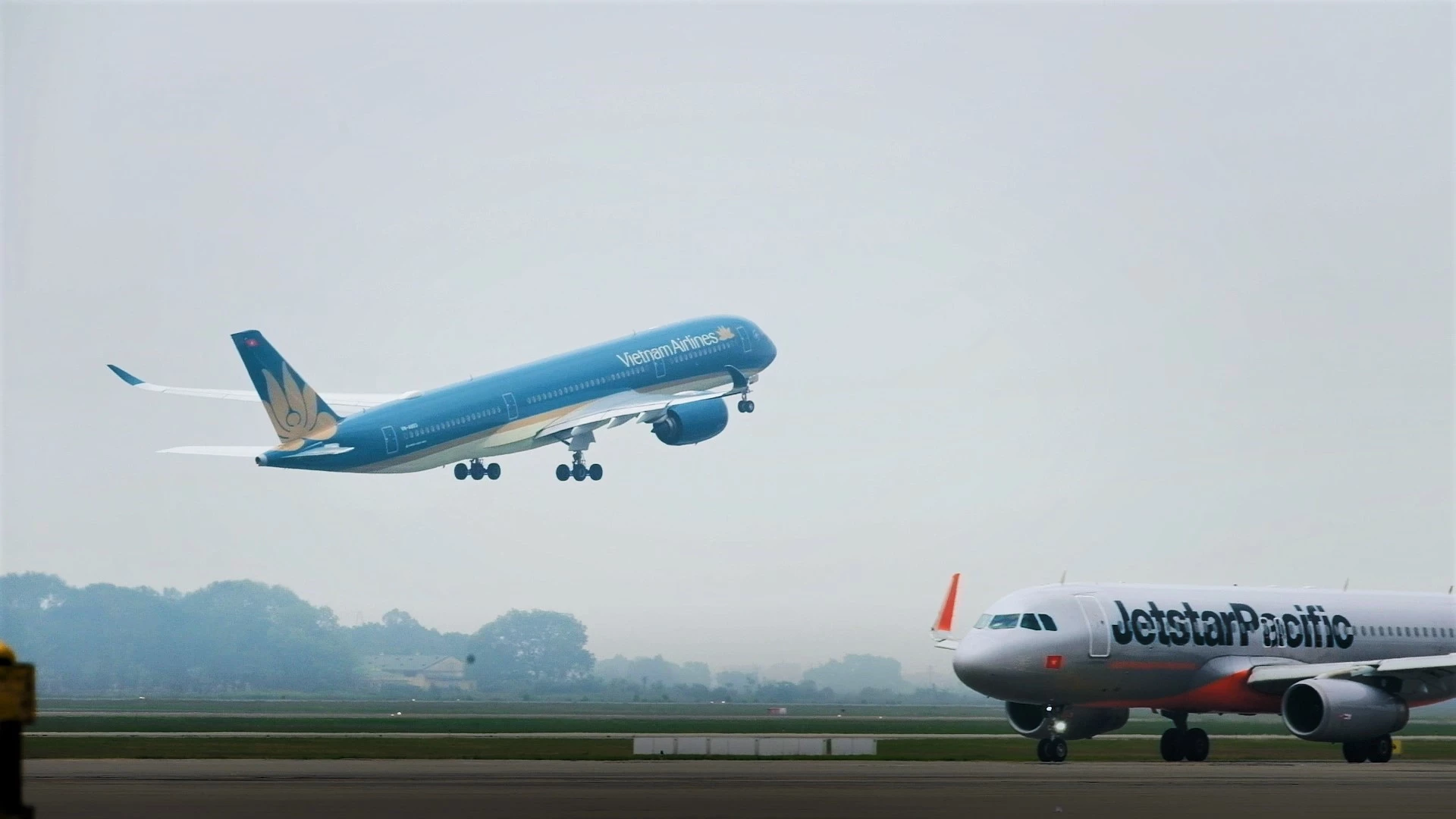 Hàng loạt các chuyến bay đi/đến sân bay Tân Sơn Nhất bị ảnh hưởng.