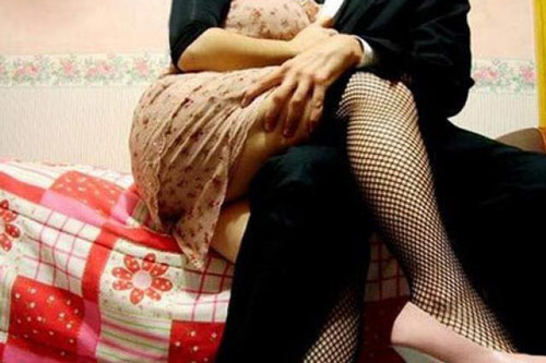 Thuê trai trẻ đến nhà "ăn nem" để trả thù chồng, quý bà nhận cái kết "đắng ngắt"