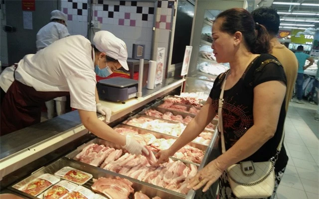 Giá lợn hơi tiếp tục giảm do nhập khẩu lợn sống - Ảnh 1.