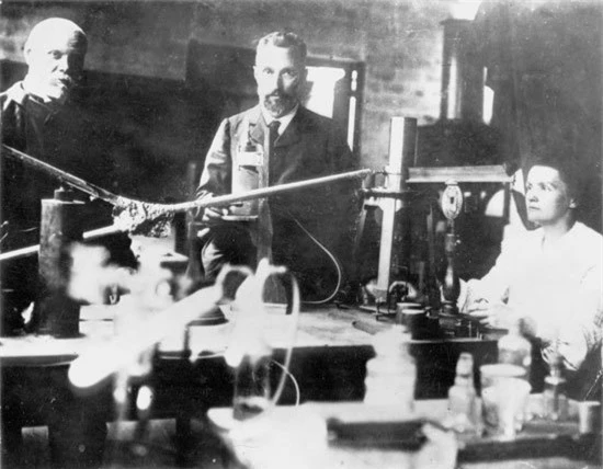 Marie Curie cùng chồng Pierre trong phòng thí nghiệm.