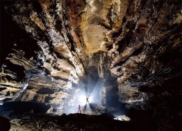 Vào hang động dài nhất châu Á, phát hiện nhiều sinh vật kỳ dị và cảnh tượng kỳ ảo - Ảnh 3.