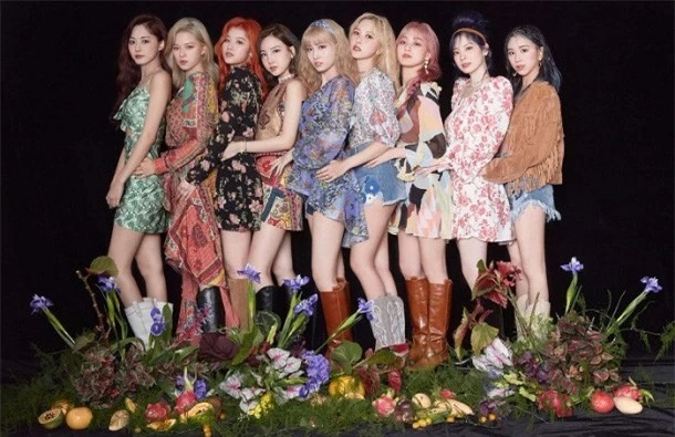 Vượt qua SNSD, TWICE trở thành nhóm nhạc nữ sở hữu nhiều cúp âm nhạc nhất K-Pop - Ảnh 1.