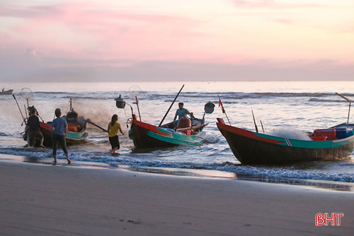 Vẻ đẹp bình yên ngày mới ở làng chài Xuân Yên