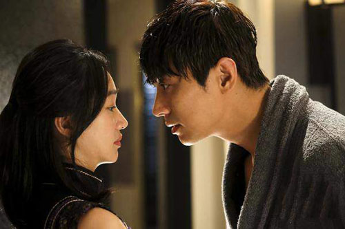 Bất ngờ về nhà thấy giường xộc xệch, tôi "điếng" người nghe tiếng vợ rên rỉ trong phòng tắm