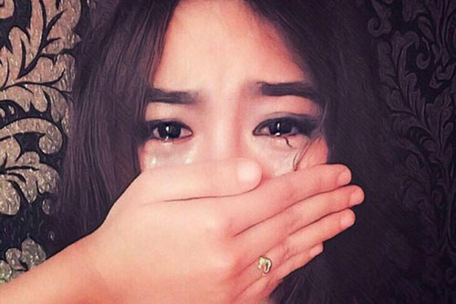 Đêm tân hôn, chồng thản nhiên để một tấm ảnh trên giường cưới rồi bảo tôi xuống đất nằm