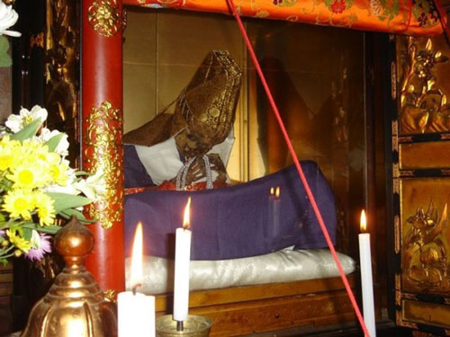 Thuật nhịn ăn để tự ướp xác của các nhà sư Nhật Bản