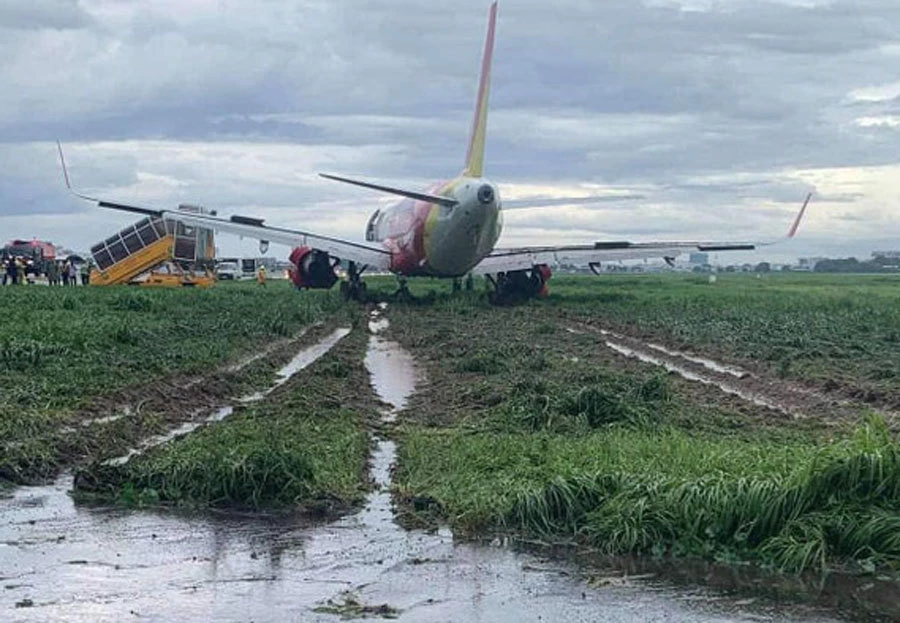Máy bay Vietjet bị trượt khỏi đường băng Tân Sơn Nhất.