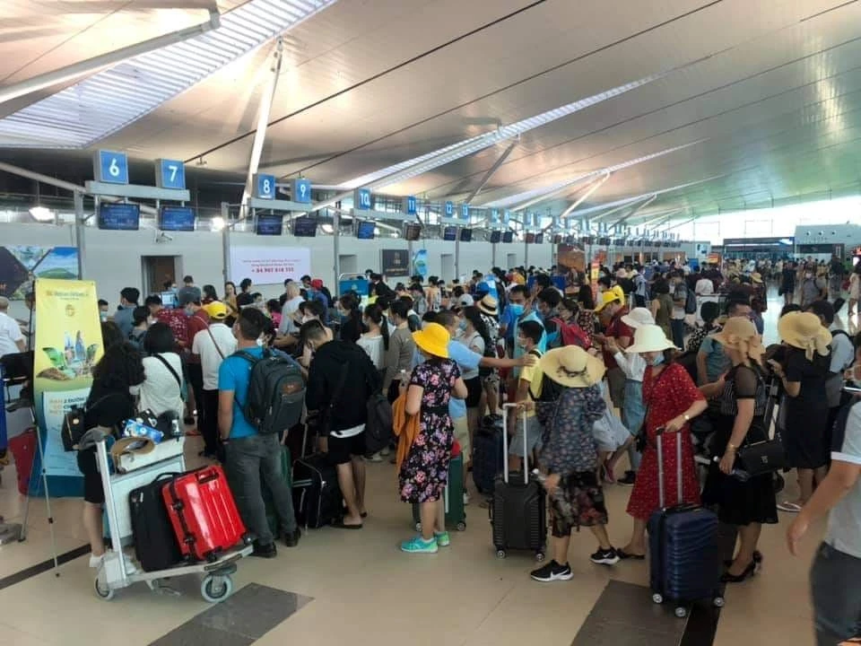 Hàng trăm chuyến bay bị ảnh hưởng, hành khách mắc kẹt ở nhà chờ sân bay.