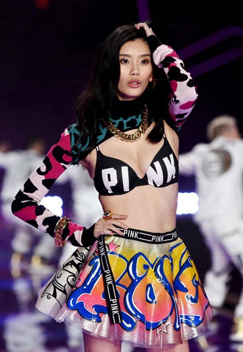 Hề Mộng Dao là một trong số ít người mẫu châu Á làm thay đổi quan điểm thời trang của thế giới.