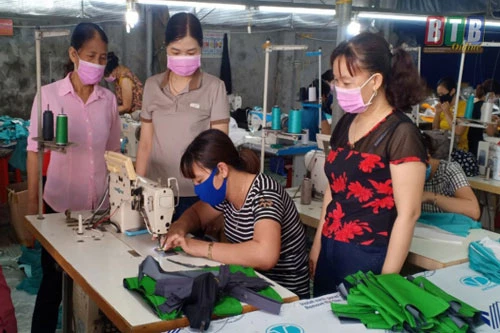 Xưởng may của chị Phạm Thanh Xuân (xã Đông Xuân) giải quyết việc làm cho nhiều lao động địa phương.